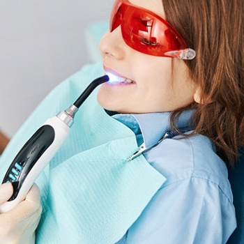 Pediatric dentist in Duncanville using curing light