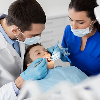 Pair of kids emergency dentists in Duncanville helping a child