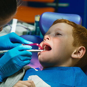 Kids emergency dentist in Duncanville examining a child