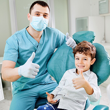 Kids emergency dentist in Duncanville seeing a child