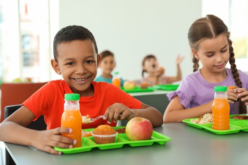 children eating school lunches